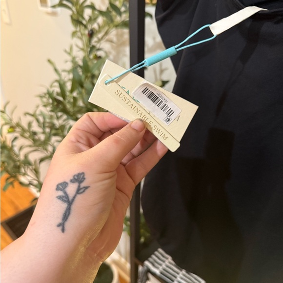 sea level swim Sleek Black One-Piece Swimsuit with V-Neck size 8 - Picture 7 of 11